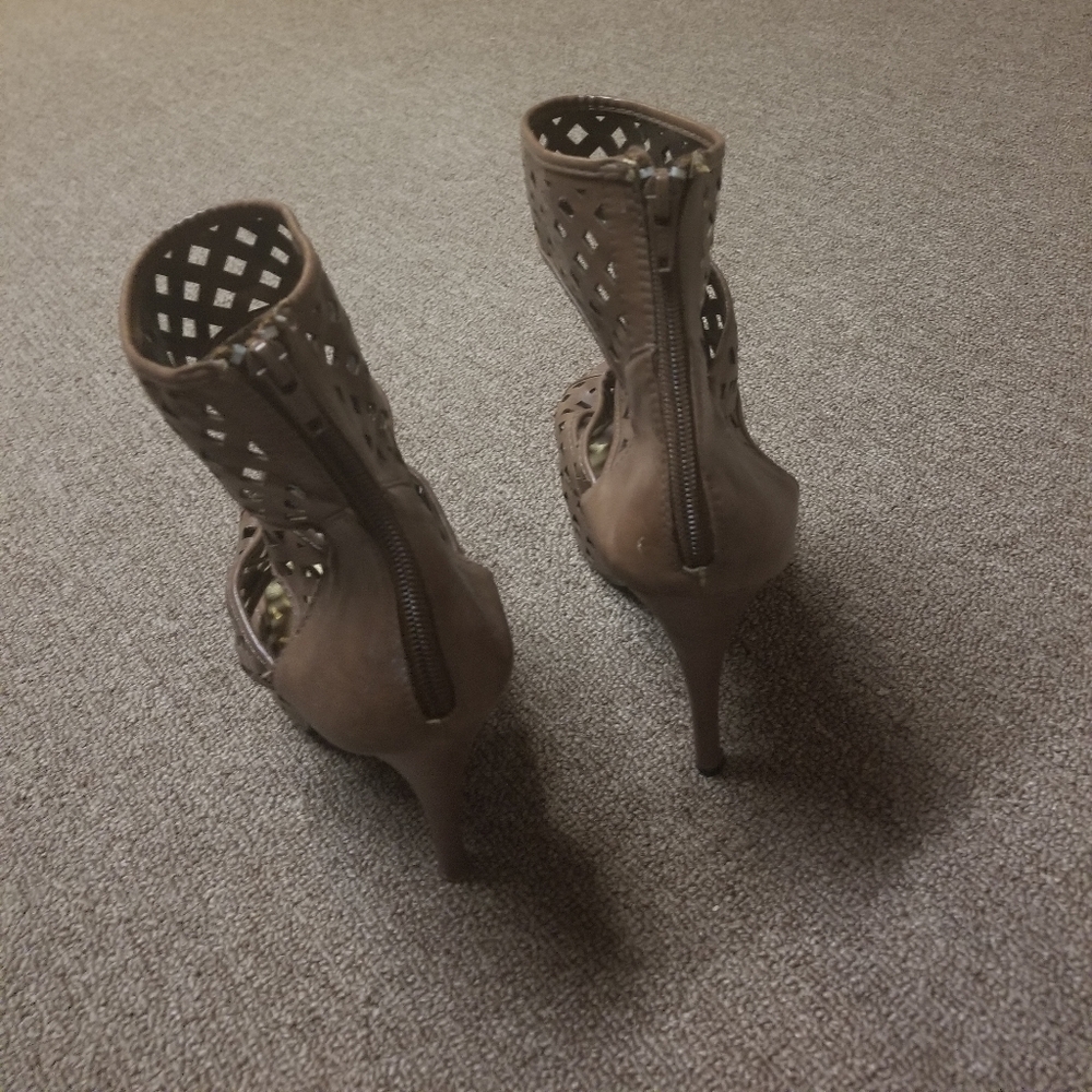 High Heels - Picture 2 of 3